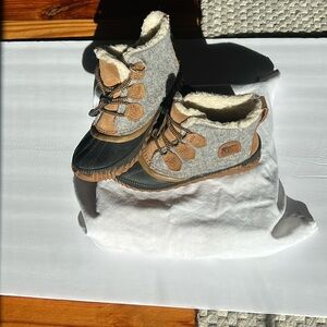 Girls Sorel practically new waterproof winter boots